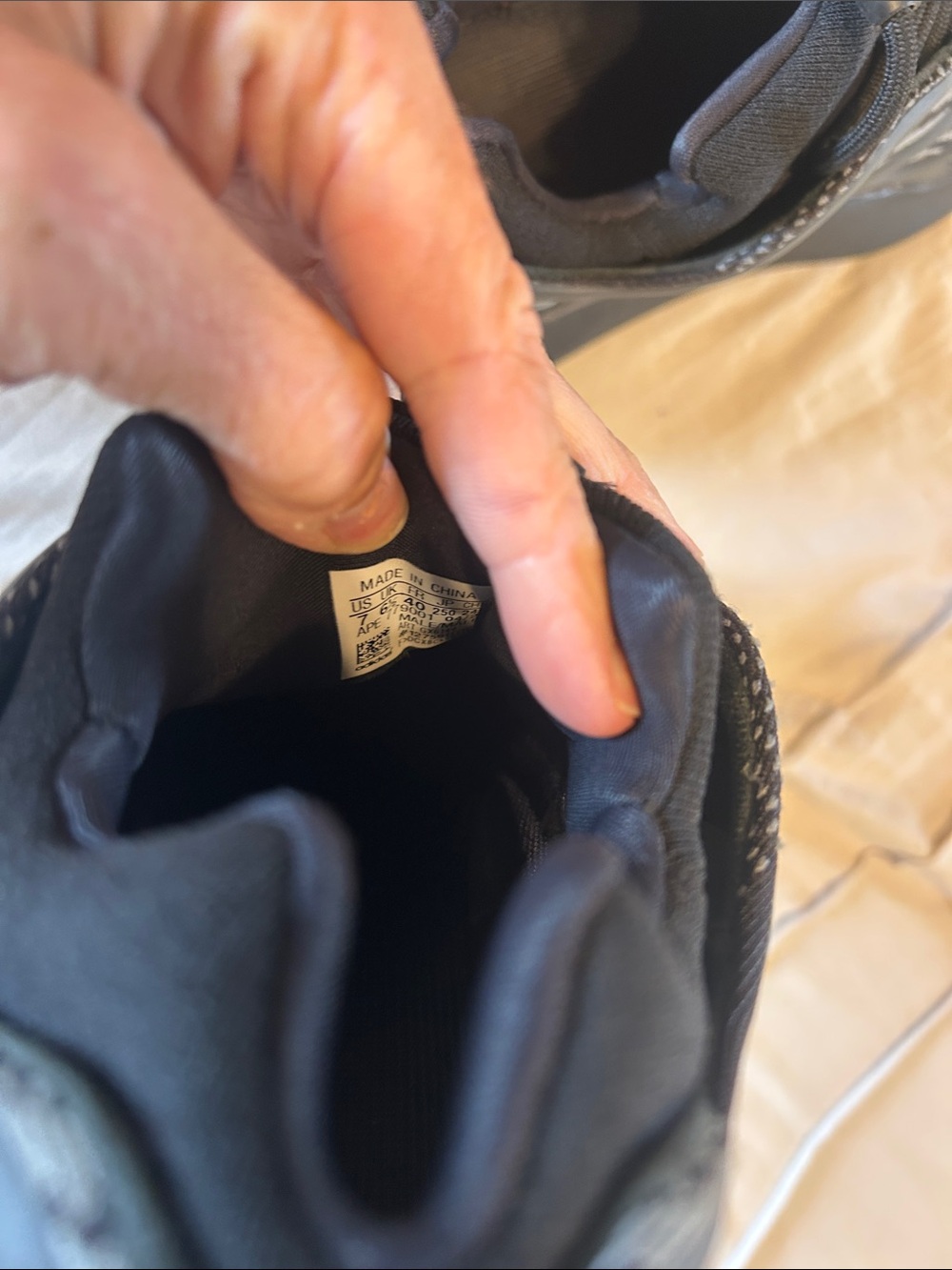 Yeezy 700 - Picture 2 of 4
